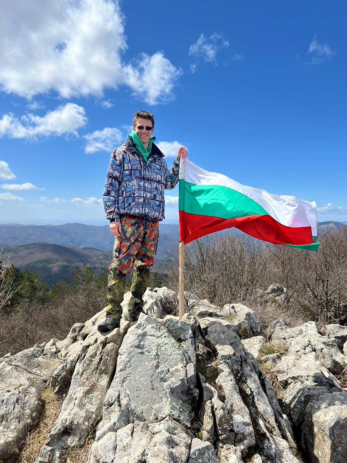 Турист на върха след виното в хижата