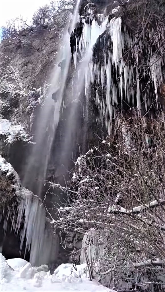 Истински зимен водопад